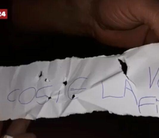 Terribile atto intimidatorio, cagnolino impiccato alla finestra di casa