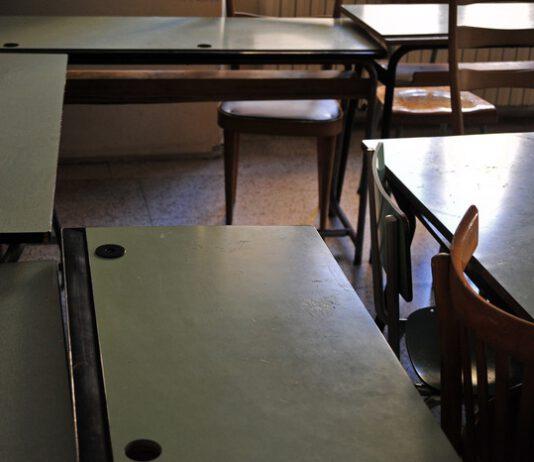 Minacce e maltrattamenti ai bimbi, sospesa maestra