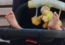 Genitori scattano selfie, passeggino finisce in mare con bimbo