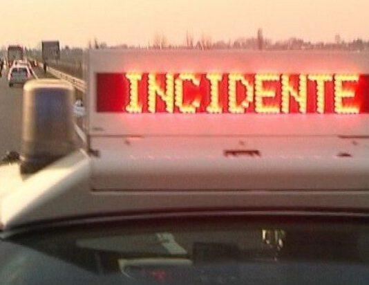 Scontro camion auto, morta una donna