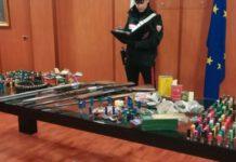 Ai domiciliari, scoperto con piccola serra di marijuana sul balcone ed armi