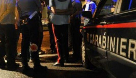 Lite degenera in rissa davanti carabinieri, cinque arresti e due militari feriti
