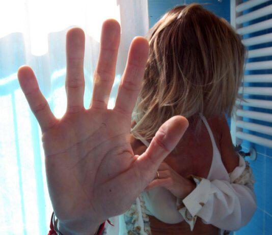 Picchia compagna incinta, donna abortisce