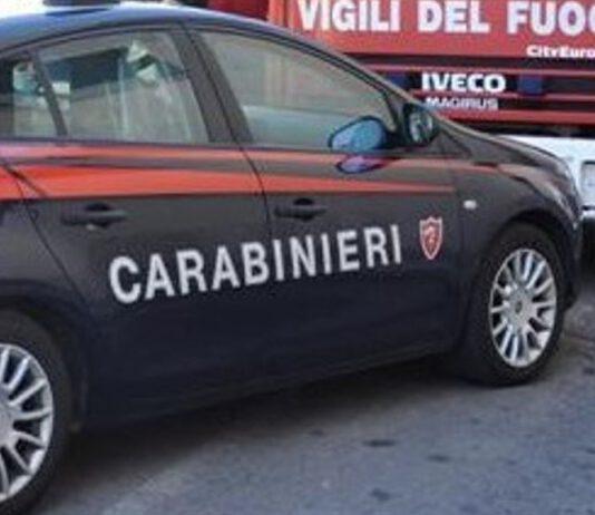 Autogru si ribalta vicino scuola