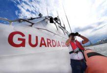 Si tuffano in acqua per recuperare pallone, morti due giovani