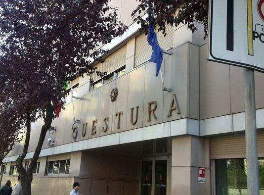 Aggredita da stalker mentre va in questura a denunciarlo