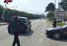 Forza un posto di blocco Carabinieri, inseguito e trovato con pistola carica