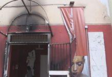 Lasciano cumuli di spazzatura davanti scuola e appiccano fuoco