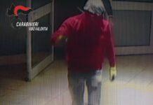 Picchia e sequestra anziano, gli ruba auto e tenta rapina centro scommesse