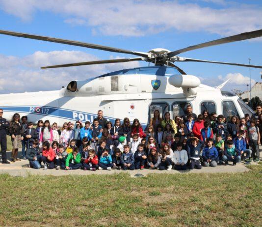 Polizia di Stato: i ragazzi della scuola elementare M. Montessori in visita al V° Reparto Volo