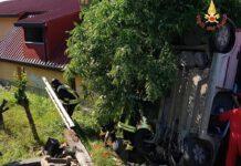 Auto si ribalta finendo contro una casa, feriti due anziani