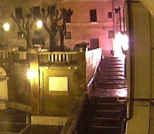 Mette a fuoco negozio cannabis legale perché intralciava sua attività di pusher, denunciato 21enne