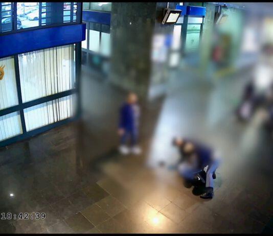 Aggredisce poliziotti in stazione, arrestato ghanese