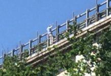 Lancia la figlia da ponte in autostrada e si suicida