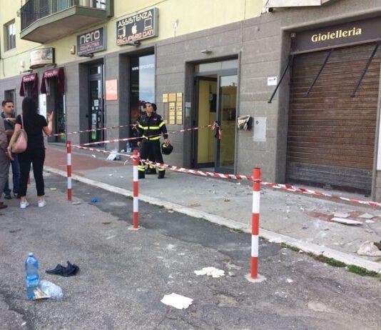 Crolla balcone, 5 feriti