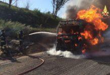 Camion in fiamme In autostrada