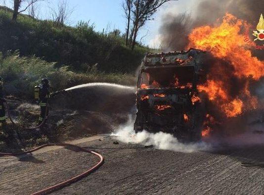 Camion in fiamme In autostrada