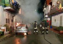 Auto in fiamme vicino abitazioni, tanta paura nessun ferito