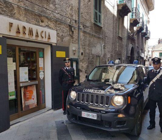 Si intrufola in farmacia per rubare incasso, ma dentro ci sono carabinieri appostati