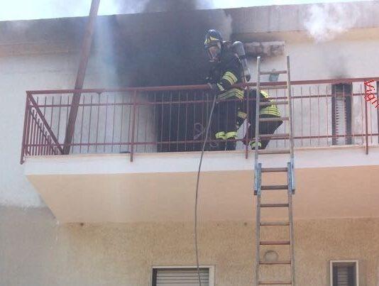 Incendio in abitazione, nessun ferito