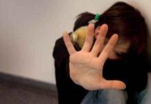 Molesta e picchia minorenne. Arrestato