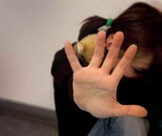 Molesta e picchia minorenne. Arrestato