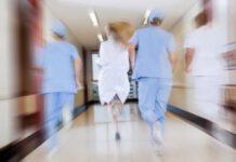 Parenti di donna partoriente minacciano e spintonano medici, denunciati