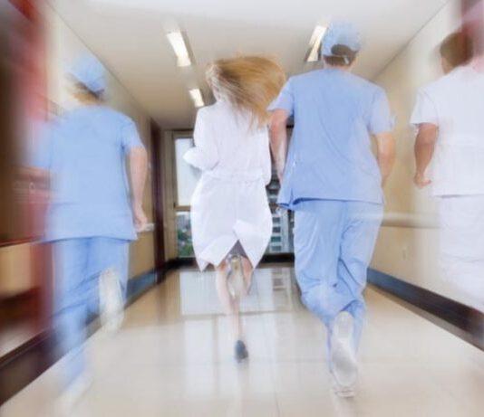 Parenti di donna partoriente minacciano e spintonano medici, denunciati