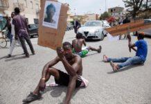 San Ferdinando, corteo migranti per il giovane ucciso