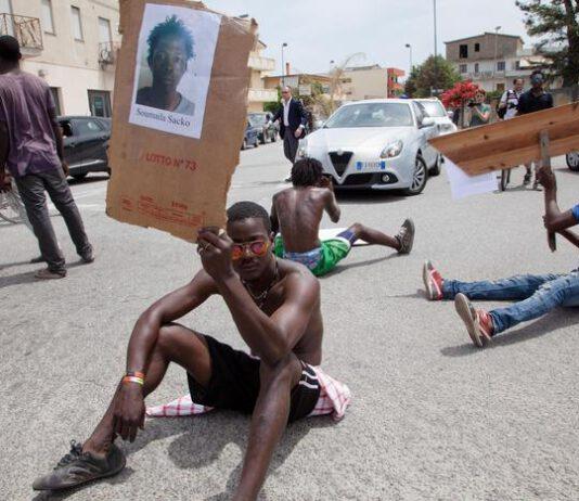 San Ferdinando, corteo migranti per il giovane ucciso