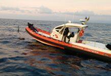 Mamma si tuffa in mare per salvare figlio trascinato da corrente, soccorsi a largo da Guardia Costiera