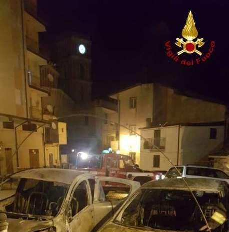 Incendio nella notte: distrutte due auto
