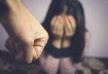 Picchia la compagna davanti a figli minori, arrestato