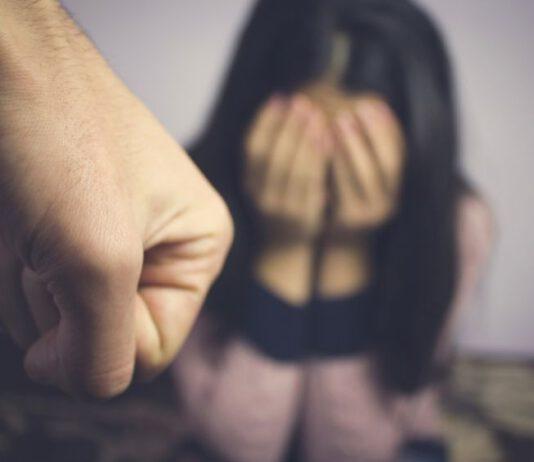 Picchia la compagna davanti a figli minori, arrestato