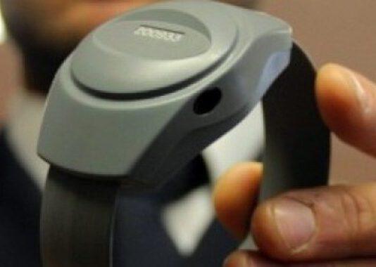 Evade dai domiciliari, manomettendo braccialetto elettronico, dopo lite con moglie