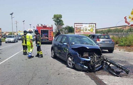 Incidente sulla 106, tre persone ferite
