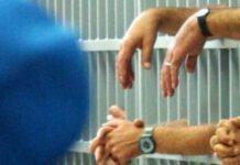 Detenuto aggredisce agente in carcere per sottrargli chiavi