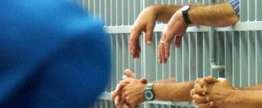 Detenuto aggredisce agente in carcere per sottrargli chiavi