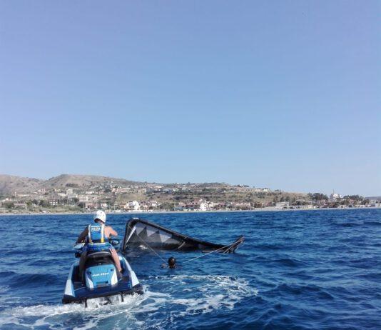 Giovane kitesurfer in difficoltà a largo in mare nel reggino, soccorso da Polizia