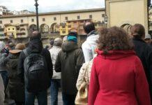 Turista americana imbratta Ponte Vecchio a Firenze, denunciata