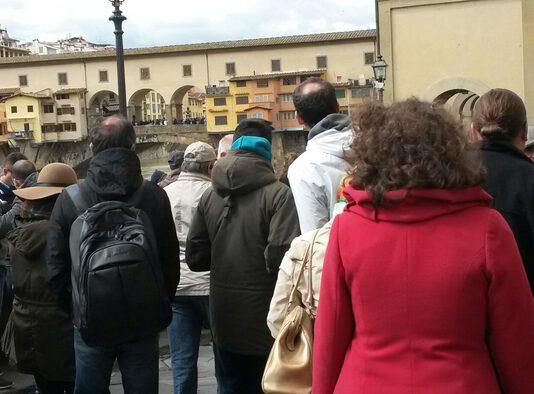 Turista americana imbratta Ponte Vecchio a Firenze, denunciata