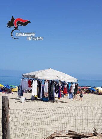 Occupano spiaggia per vendere, denunciati due marocchini