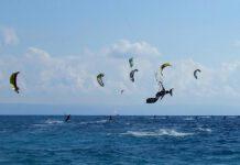 Incidente a Nicotera Marina, si schianta su auto mentre fa kitesurf. Ferito 47enne