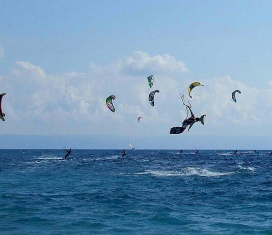 Incidente a Nicotera Marina, si schianta su auto mentre fa kitesurf. Ferito 47enne