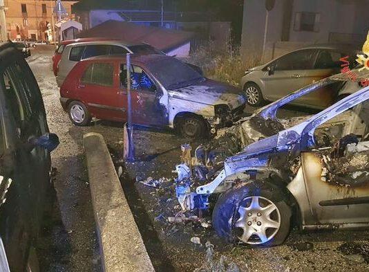 Sei auto in fiamme nella notte