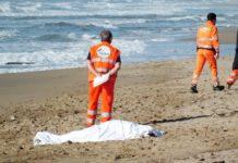 Muore nel tentativo di salvare nipotina in mare