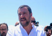 Salvini alla tendopoli tra consensi e attacchi