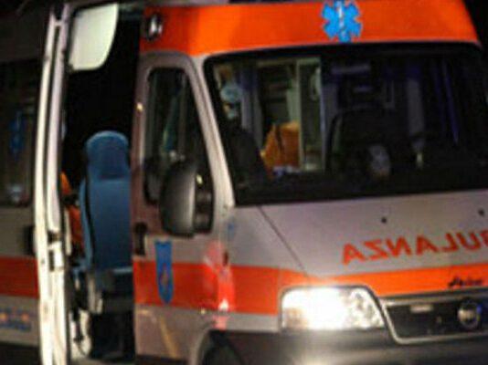 Auto investe pedoni, muore donna