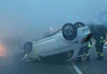 Si ribalta ubriaco al volante e senza patente, muore figlia