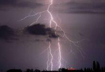 Fulmine cade su spiaggia, 4 feriti tra cui un 13enne grave